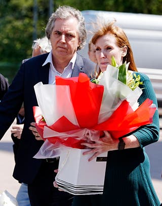 Vice -primeiro -ministra Angela Rayner e prefeito de Liverpool, Steve Rotheram, chegando a Anfield para deixar um tributo floral em memória de Diogo Jota
